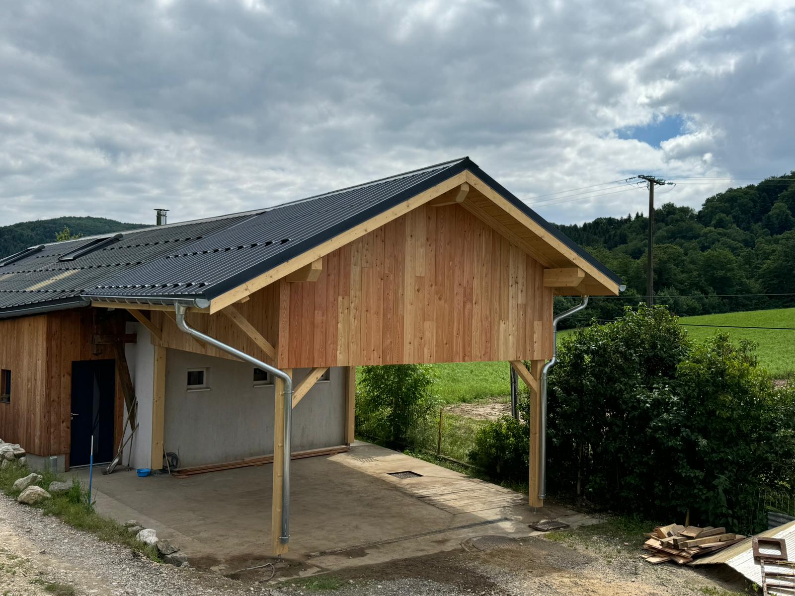 Extension bois pour un garage et une mezzanine avec un accès extérieur par escalier escamotable à La Sure En Chartreuse